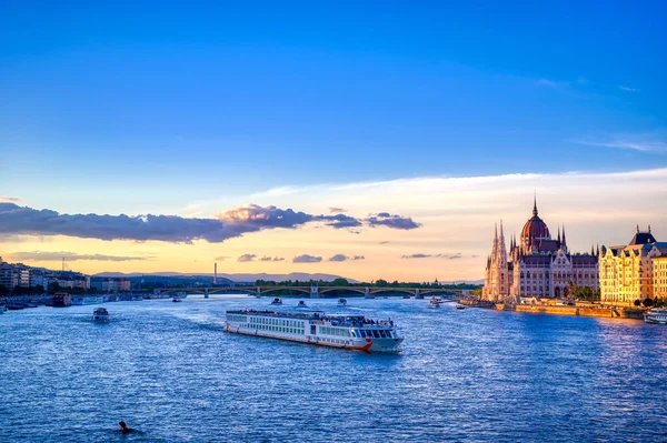 Den Ungerska Parlamentsbyggnaden Vid Donau Budapest Ungern Vid Solnedgången — Stockfoto