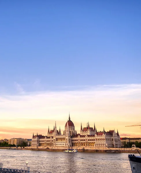 Magyar Parlament Épülete Duna Partján Budapesten Naplementekor — Stock Fotó