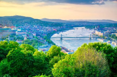 Macaristan 'ın Budapeşte Tuna Nehri' nde gün batımında Gellert Tepesi 'nden bir manzara.