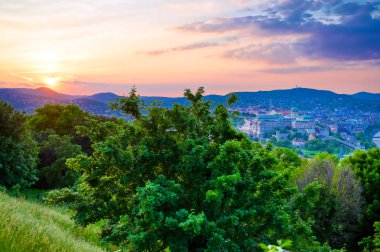 Macaristan 'ın Budapeşte Tuna Nehri' nde gün batımında Gellert Tepesi 'nden bir manzara.