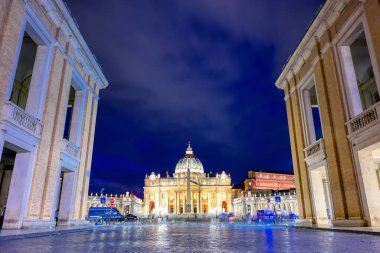 St. Peter Bazilikası ve St. Peter Meydanı Roma, İtalya yakınlarındaki Vatikan şehrinde yer almaktadır.. 