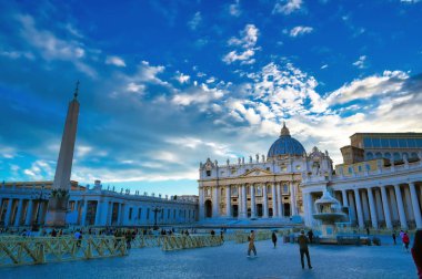 St. Peter Bazilikası ve St. Peter Meydanı Roma, İtalya yakınlarındaki Vatikan şehrinde yer almaktadır.. 