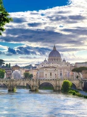 Tiber Nehri boyunca Roma, İtalya 'daki Aziz Peter Bazilikası' na doğru bir manzara..