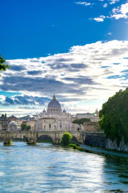 Tiber Nehri boyunca Roma, İtalya 'daki Aziz Peter Bazilikası' na doğru bir manzara..