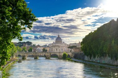 Tiber Nehri boyunca Roma, İtalya 'daki Aziz Peter Bazilikası' na doğru bir manzara..