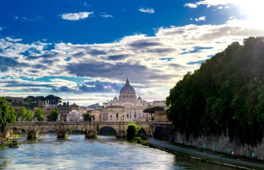 Tiber Nehri boyunca Roma, İtalya 'daki Aziz Peter Bazilikası' na doğru bir manzara..
