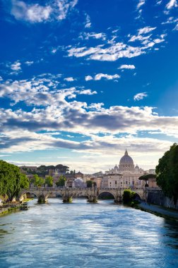 Tiber Nehri boyunca Roma, İtalya 'daki Aziz Peter Bazilikası' na doğru bir manzara..