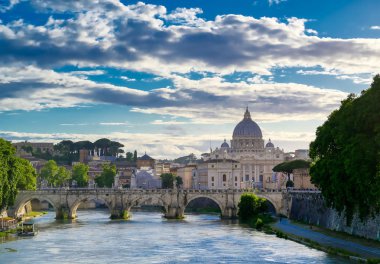 Tiber Nehri boyunca Roma, İtalya 'daki Aziz Peter Bazilikası' na doğru bir manzara..