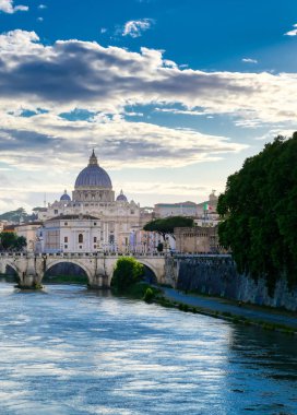 Tiber Nehri boyunca Roma, İtalya 'daki Aziz Peter Bazilikası' na doğru bir manzara..