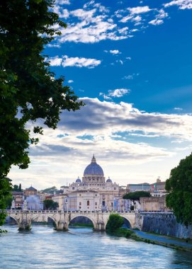 Tiber Nehri boyunca Roma, İtalya 'daki Aziz Peter Bazilikası' na doğru bir manzara..