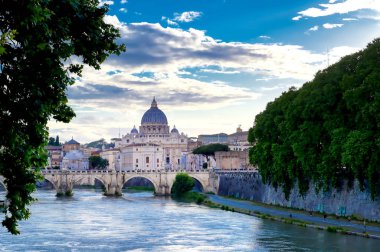 Tiber Nehri boyunca Roma, İtalya 'daki Aziz Peter Bazilikası' na doğru bir manzara..