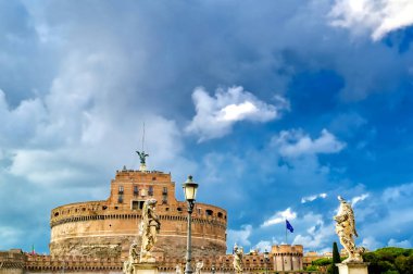 Roma, İtalya 'daki Tiber Nehri üzerinde yer alan Castel Sant' Angelo.