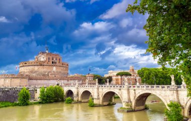 Roma, İtalya 'daki Tiber Nehri üzerinde yer alan Castel Sant' Angelo.