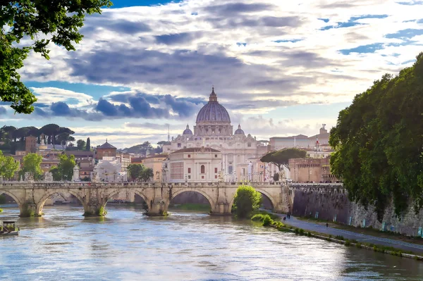 Tiber Nehri boyunca Roma, İtalya 'daki Aziz Peter Bazilikası' na doğru bir manzara..
