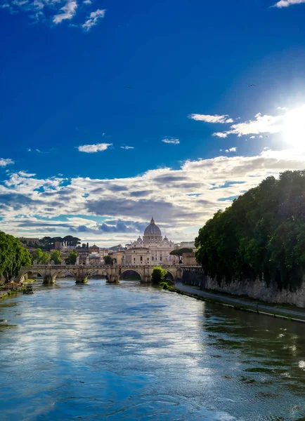 イタリア ローマの聖ピータース大聖堂へのティバー川沿いの景色 — ストック写真