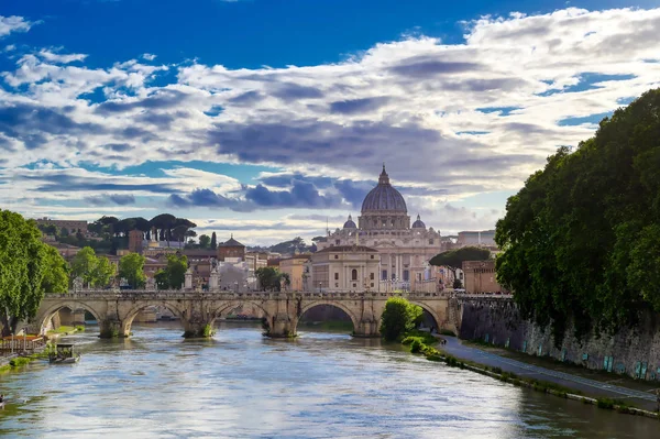 Tiber Nehri boyunca Roma, İtalya 'daki Aziz Peter Bazilikası' na doğru bir manzara..