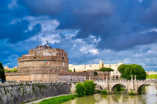 イタリア ローマのティバー川沿いにあるサンタンジェロ城 — ストック写真