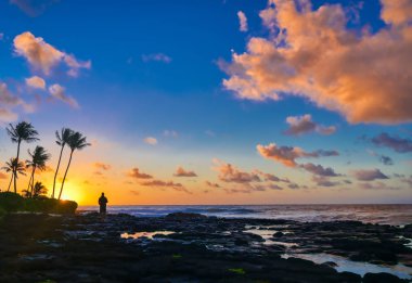 Hawaii, Kauai sahilinde gün doğumu,