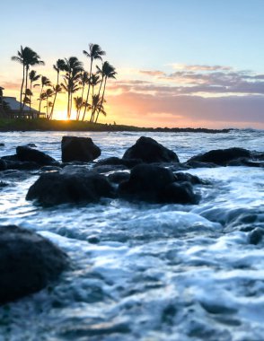 Hawaii, Kauai sahilinde gün doğumu.