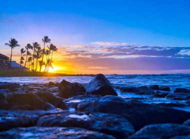 Hawaii, Kauai sahilinde gün doğumu.