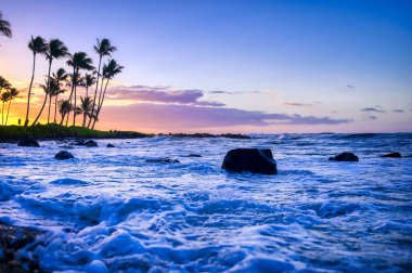 Hawaii, Kauai sahilinde gün doğumu.