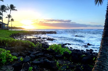 Hawaii, Kauai sahilinde gün doğumu.