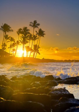 Hawaii, Kauai plajında gün doğumu.