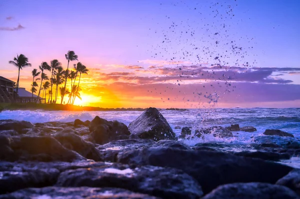 Hawaii, Kauai sahilinde gün doğumu.
