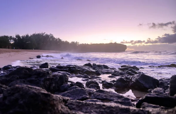 夏威夷考艾岛海滩上的日出 — 图库照片