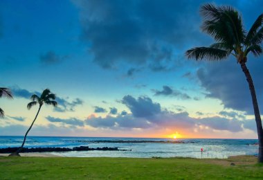 Hawaii, Kauai sahilinde gün batımı.