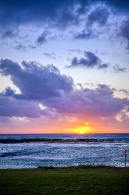 Hawaii, Kauai sahilinde gün batımı.