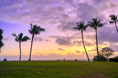 Hawaii, Kauai sahilinde gün batımı.