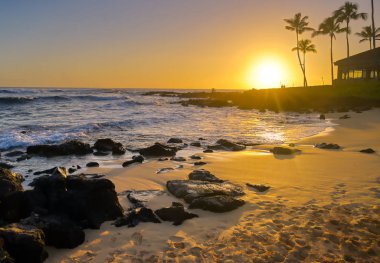 Hawaii, Kauai sahilinde gün batımı.
