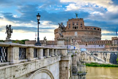 Castel Sant 'Angelo ve St. Angelo Köprüsü Roma, İtalya' daki Tiber Nehri üzerinde yer alıyor..