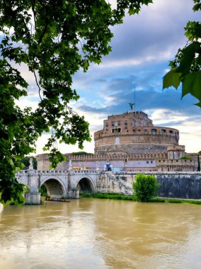 Castel Sant 'Angelo ve St. Angelo Köprüsü Roma, İtalya' daki Tiber Nehri üzerinde yer alıyor..