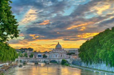 Tiber Nehri boyunca St. Peter Bazilikası ve İtalya 'daki Vatikan' a doğru bir manzara..