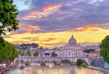 Tiber Nehri boyunca St. Peter Bazilikası ve İtalya 'daki Vatikan' a doğru bir manzara..