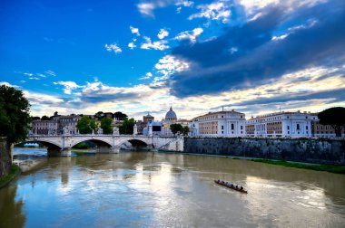 Tiber Nehri boyunca St. Peter Bazilikası ve İtalya 'daki Vatikan' a doğru bir manzara..