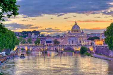 Tiber Nehri boyunca St. Peter Bazilikası ve İtalya 'daki Vatikan' a doğru bir manzara..