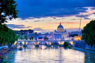 Tiber Nehri boyunca St. Peter Bazilikası ve İtalya 'daki Vatikan' a doğru bir manzara..