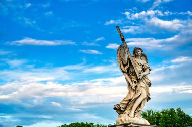 Roma, İtalya 'daki St. Angelo Köprüsü' nde heykeller.