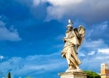 Roma, İtalya 'daki St. Angelo Köprüsü' nde heykeller.