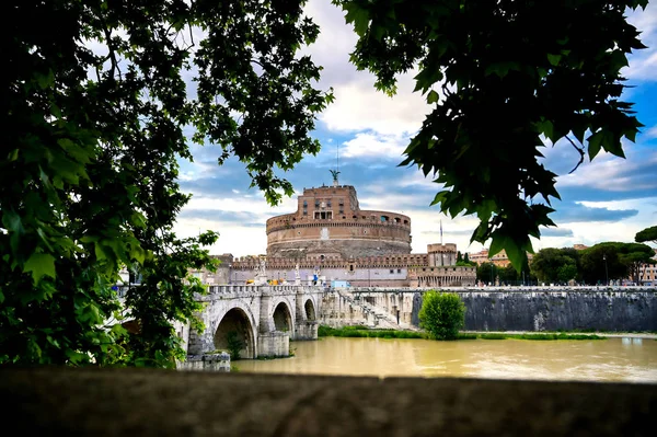 サンタンジェロ城 Castel Sant Angelo と聖アンジェロ橋 Angelo イタリア ローマのティバー川沿いにある橋 — ストック写真