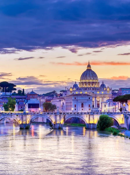 Pandangan Sepanjang Sungai Tiber Terhadap Basilika Santo Petrus Dan Vatikan — Stok Foto