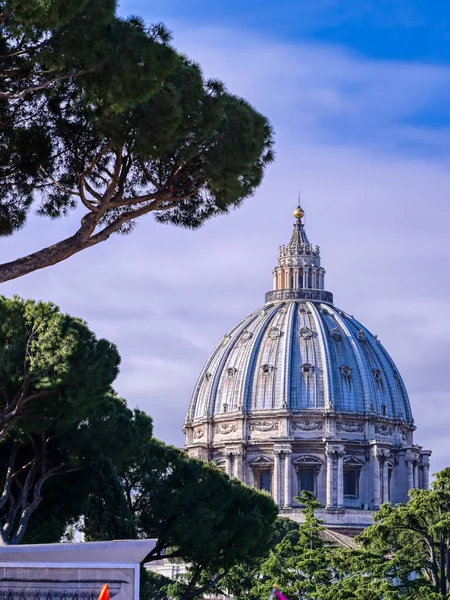 stock image Vatican City - May 31, 2019 - St. Peter's Basilica and St. Peter's Square located in Vatican City near Rome, Italy.