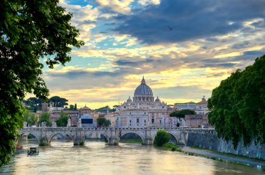 Tiber Nehri boyunca Roma, İtalya 'daki Vatikan şehrine doğru bir manzara.
