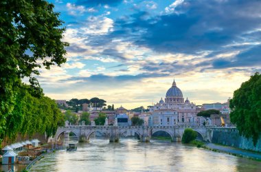 Tiber Nehri boyunca Roma, İtalya 'daki Vatikan şehrine doğru bir manzara.