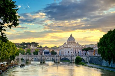 Tiber Nehri boyunca Roma, İtalya 'daki Vatikan şehrine doğru bir manzara.