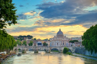 Tiber Nehri boyunca Roma, İtalya 'daki Vatikan şehrine doğru bir manzara.