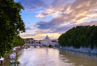 Tiber Nehri boyunca Roma, İtalya 'daki Vatikan şehrine doğru bir manzara.